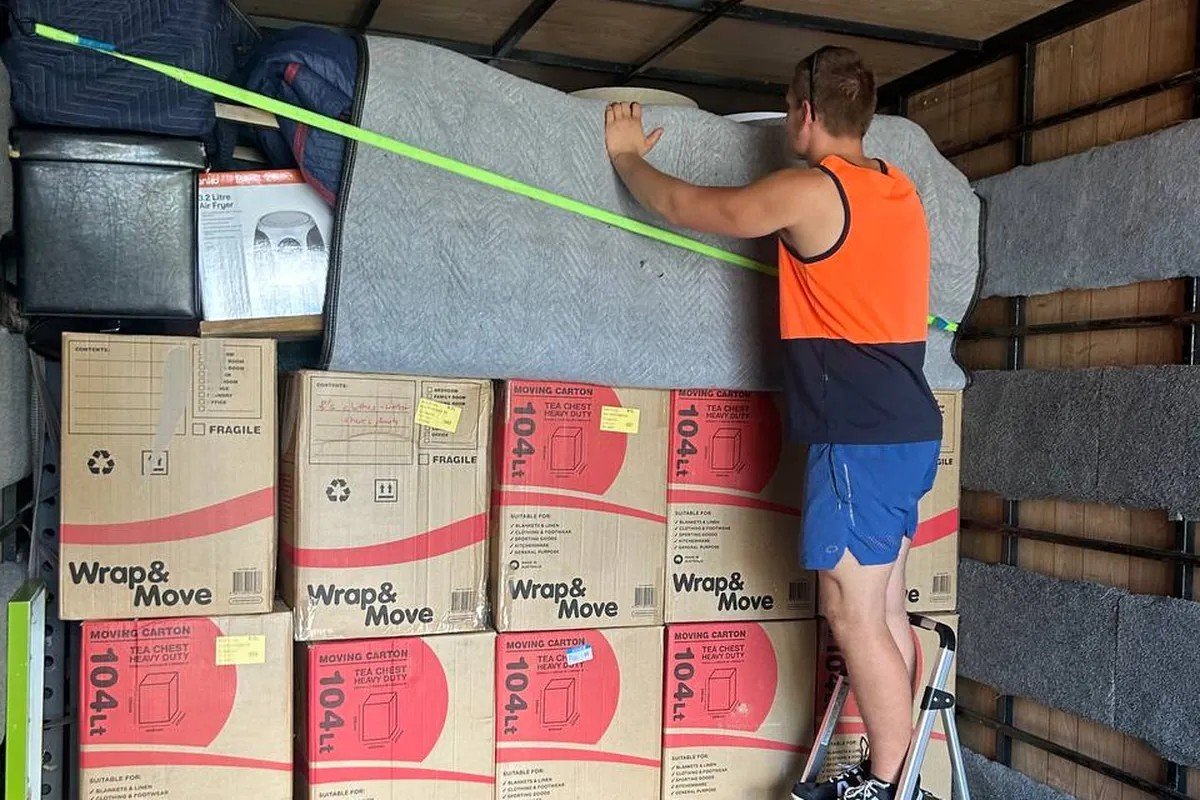 Removalists work by Safe'N Easy Movers, QLD (photo 2 of 2)